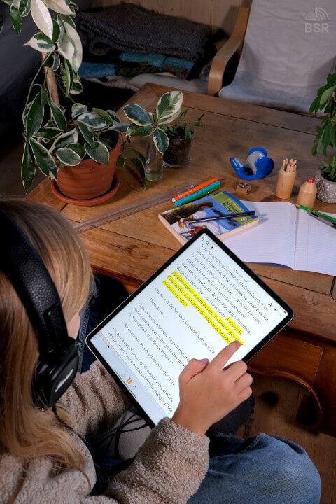 Un enfant lit un livre audio texte voix humaine sur une tablette