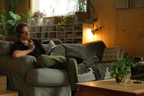 jeune lisant un livre en écoutant un livre audio